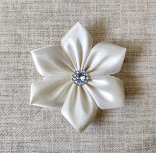 Saténový kvet krémový s kamienkom 7,5cm