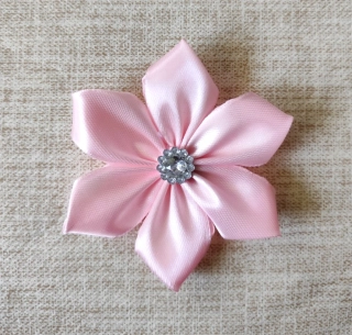 Saténový kvet svetloružový s kamienkom 7,5cm