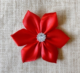 Saténový kvet červený s kamienkom 7,5cm
