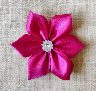 Saténový kvet cyklaménový s kamienkom 7,5cm