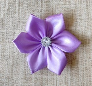 Saténový kvet svetlofialový s kamienkom 7,5cm