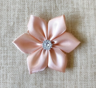 Saténový kvet broskyňový s kamienkom 7,5cm