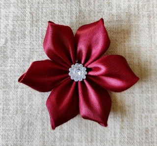 Saténový kvet bordový s kamienkom 7,5cm