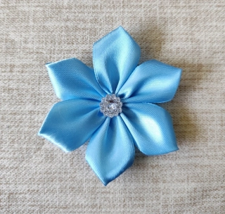 Saténový kvet modrý s kamienkom 7,5cm