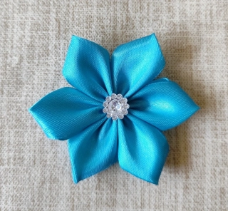 Saténový kvet tyrkysový s kamienkom 7,5cm