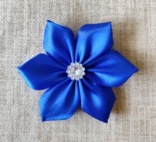 Saténový kvet kráľovský modrý s kamienkom 7,5cm