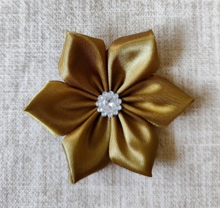 Saténový kvet zlatý tmavý s kamienkom 7,5cm