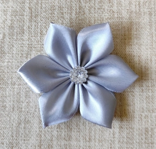 Saténový kvet strieborný s kamienkom 7,5cm