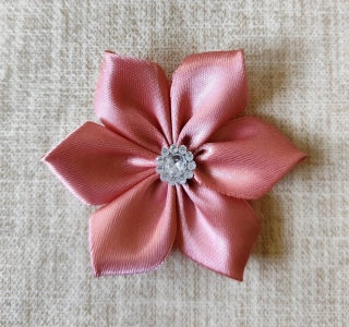 Saténový kvet ružový zlatý s kamienkom 7,5cm