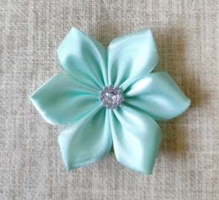 Saténový kvet mentolový s kamienkom 7,5cm