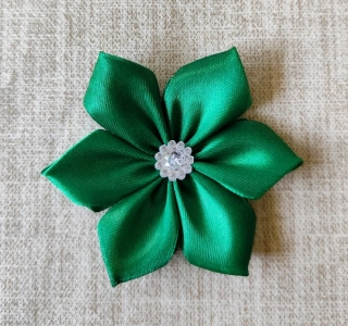 Saténový kvet smaragdový s kamienkom 7,5cm